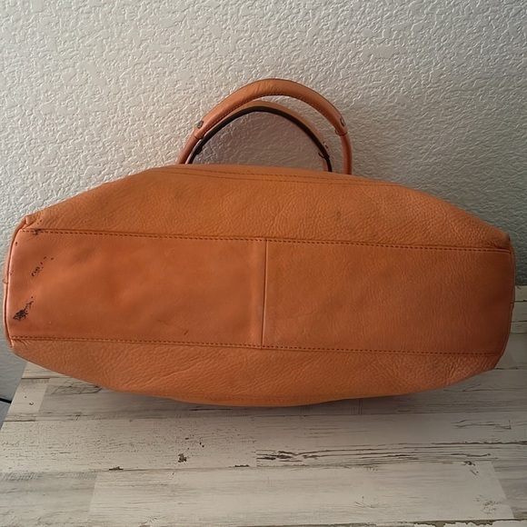 B Makowsky Peach Leather Shoulder Bag. - Picture 6 of 13